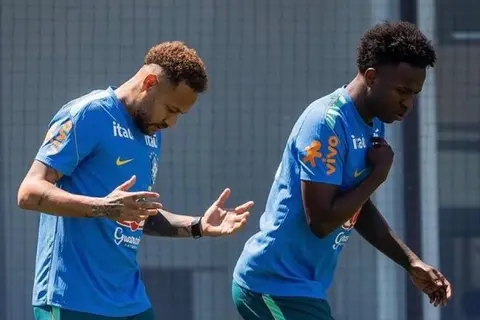 "مثلي الأعلى".. فينيسيوس يتحدث عن عودة نيمار إلى البرازيل في كأس العالم